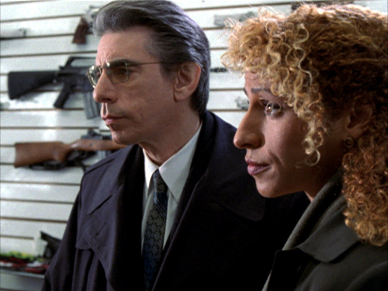 In einem Waffengeschäft versuchen Munch (Richard Belzer) und Jeffries (Michelle Hurd) den Besitzer der Mordwaffe zu ermitteln.