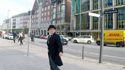 Wigald Boning auf Spurensuche der Aktuellen Schaubude in der Hamburger Dammtorstraße - aber das alte gläserne Studio sucht er vergeblich.