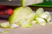 Wie geht lästiger Zwiebelgeruch von den Fingern - der Test.
