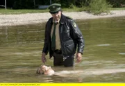 Johannes Staller (Helmfried von Lüttichau) entdeckt eine Frauenleiche (Sabine Pfeifer) im Starnberger See.