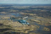 Hubschrauber über dem Okavango Delta