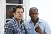 Shawn (James Roday, l.) und Gus (Dulé Hill) werden zufällig Zeugen, wie vier Häftlinge während der Überfahrt mit einer Fähre zu einer Insel die Gelegenheit nutzen wollen, um zu fliehen.