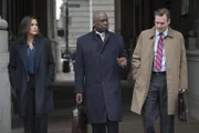 Mit der Unterstützung von Bayard Ellis (Andre Braugher, M.) und O'Dwyer (Robert Sean Leonard, r.) rollt Benson (Mariska Hargitay, l.) einen alten Vergewaltigungsfall neu auf. Sitzt ein Vater etwa seit Jahren unschuldig hinter Gittern?