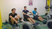 Maxim, Hans und Ruben (Langläufer) beim Ausdauertraining am Rudergerät.
(Foto für alle Folgen)