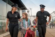 Claudia (Janette Rauch, l.) und ihr Kollege Tarik (Serhat Cokgezen, r.) bringen die kleine Schulschwänzerin Luise (Lilly Rose Barshy, M.)  zur Schule.