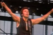 Das Jahr 1988 - in Ost-Berlin formiert sich zunehmend Widerstand gegen die Staatsmacht, bei der Räumung des Lenné-Dreiecks kommt es zu einer Massenflucht über die Mauer nach Ost-Berlin und Bruce Springsteen rockt Weißensee. Eine Berlin-Chronik der Superlative: 40 Folgen, Jahr für Jahr erzählt, von 1961, dem Jahr des Mauerbaus, bis zum neuen Jahrtausend 1999, zehn Jahre nach dem Mauerfall. - Bruce Springsteen beim Konzert am 19.07.1988  in Berlin-Weißensee.