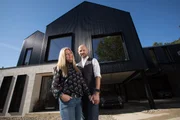 Nik und Jon Daughtry vor ihrem Haus in Sheffield.