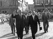 Alsfeld 1961: Der hessische Ministerpräsident Georg August Zinn (links) und der Alsfelder Bürgermeister Georg Kratz treffen zum Auftakt des 1. Hessentages auf dem Marktplatz ein.