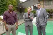 Gus (Dulé Hill, l.), Juliet (Maggie Lawson) und Lassiter (Timothy Omundson) treffen in dem Motel ein, von dem aus Shawns Vater Henry angerufen hat, nachdem er ohne Erinnerung an die letzte Nacht aufgewacht ist.