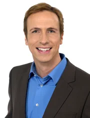 Mathias Münch as Host.