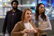 Leroy (Craig Robinson, l.) und Annie (Amber Stevens West, r.) setzen große Hoffnungen in die Hellseherin Celeste (Audrey Wasilewski, M.). Aber kann sie wirklich dabei helfen, herauszufinden, wer das Büro verwanzt hat?