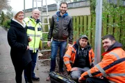 Laternentausch in der Distelkoppel in Hamburg: Bauleiter Dieter Wondruschka (2.v.l.) erklärt mit Enrico Herrmann (2.v.r.) und Yavuz Demir (r.) den "Xenius"-Moderatoren Dörthe und Pierre, worauf es bei moderner Straßenbeleuchtung wirklich ankommt.