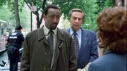 Detective Ed Green(Jesse L. Martin) und Detective Lennie Briscoe (Jerry Orbach)