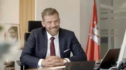 Falko Droßmannn an seinem Schreibtisch im Bezirksamt Hamburg-Mitte.