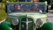 Protagonisten Ludwig Jatzwauk u Wolfgang Wittrien im Oldtimer auf der B96.