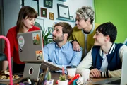 "Follow us! Das ProSieben-Reportermagazin" mit Tech-Junkie Baris Öztürk (r.), DigitalExpertin Frederike Kaltheuner (l.), Adventure-Traveler Fabian Sixtus Körner (2.v.l.) und Filmemacherin Nicola von Leffern (2.v.r.) ...