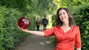 Mit viel Herz, professionellem Coaching, spannenden Mutproben und einem gekonnten Styling-Makeover greift die Business-Lady und Investorin aus 'Die Höhle der Löwen' Judith Williams unglücklich Verliebten unter die Arme und bereitet sie auf ein romantisches Treffen mit ihrem Angebeteten vor.