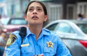 Traut ihren Augen kaum - Regen im inneren der Kuppel: Linda (Natalie Martinez) ...