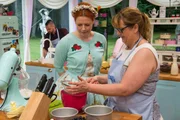 Mit viel Herz für die Kandidaten führt Enie van de Meiklokjes (l.) durch "Das große Backen" ...