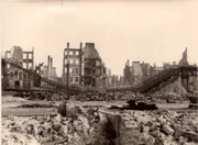 Zu sehen sind die Folgen der Operation Gomorrha, dem Bombardements Hamburgs im Sommer 1943, bei dem mindestens 35.000 Menschen ums Leben kamen.