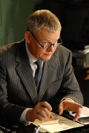 Versehentlich fügt Doc Martin (Martin Clunes) einem älteren Patienten eine kleine Wunde zu. Dieser reagiert äußerst ungehalten darauf ...