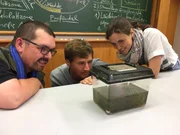 Das Geheimnis der Wasserspinne: Leon und Mira zu Besuch im Labor des Spinnenexperten Martin Kreuels (l.).
