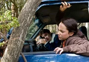 Bei der Suche nach Diablo verunglücken Jack (Troy Lovett) und Lisa (Ariel Kaplan, re.) mit dem Auto.