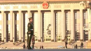 Ehrenwache vor der Großen Halle des Volkes in Peking