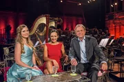 v.l.: Sopranistin Mélissa Petit, Moderatorin Alice Tumler und Chefdirigent Thomas Hengelbrock auf der Gartenbank