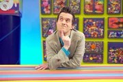 Mister Maker hat immer neue Ideen. Zusammen mit seinen übergroßen Bastelutensilien und seinen kleinen Helfern zeigt er euch, wie ihr sie umsetzen könnt.