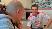 Als Philipp Rieck (re.) aus dem Krankenhaus kam, war seine Zukunft ungewiss. Die Lehre als Landschaftsgärtner konnte er durch seinen Unfall nicht fortsetzen. Der Fußball schien in weite Ferne gerückt. Doch Philipp hat alle Therapien eisern durchgestanden, sich nicht unterkriegen lassen. Er ist einer der jüngsten Fußballtrainer Brandenburgs und - mit Einschränkungen - kann er wieder gehen.
