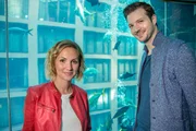 Die "Xenius"-Moderatoren Emilie und Adrian besuchen ein Großaquarium in Berlin. Dort finden sie heraus, wie Salzwasser-Zierfische aus Asien in unsere heimischen Aquarien kommen.