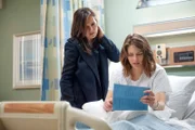 Detective Olivia Benson (Mariska Hargitay, l.) ermittelt in einem neuen Fall: Die beliebte Sportreporterin Avery (Lauren Cohan) wurde von ihrem Kameramann vergewaltigt. Als sei dies nicht schon schlimm genug, erfährt die junge Frau, dass sie von ihrem Peiniger schwanger ist.