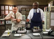 Brooklyn Nine-Nine
Puppen, Puppen, zu viele Puppen - The Road Trip
Staffel 2, Episode 9
Crashkurs in Rührei:
Joe Lo Truglio als Charles Boyle, Andre Braugher als Captain Ray Holt