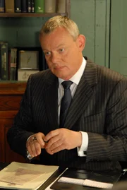 Muss sich mit einem älteren Patienten herumschlagen, der keine guten Nerven hat: Doc Martin (Martin Clunes) ...