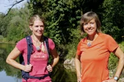 Vaude-Chefin Antje von Dewitz mit Annette Krause bei einer Flusswanderung auf der Argen