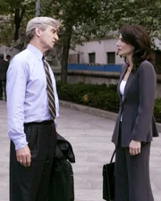 Staatsanwalt Jack McCoy (Sam Waterston) und seine Kollegin Alexandra Borgia (Annie Parisse) beschäftigt heute ein Entführungsfall. Wird McCoy sich auf den Deal einlassen, dem Entführer absolute Straffreiheit zu gewähren, wenn der den Aufenthaltsort des entführten Mädchens preisgibt?