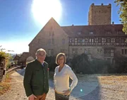 Erbgraf zu Neipperg mit Moderatorin Annette Krause vor der Burg Neipperg.