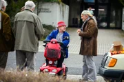 Gefragt: Herbert Thiel (Claus D. Clausnitzer, r) verkauft seine Kekse an Senioren.