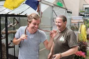Von links: Checker Tobi zusammen mit Tierarzt Markus Baur. Checker Tobi bekommt unerwartet eine Schlange um den Hals gelegt.