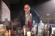 Moderator Prof. Mark Miodownik mit einem Alchemie-Kit.
