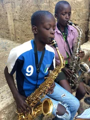 Saxophonist Fidel Otieno probt mit seinem Freund Benedict (links: Fidel, rechts: Benedict).