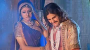 Jalal Akbar (Rajat Tokas, re)
Jodha Bai (Paridhi Sharma, li)