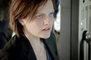 Voller Wut und Trauer ist Robin (Elisabeth Moss) jedes Mittel recht, um die Leihmütter zu finden.