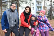 Familie D. auf dem Spielplatz.