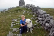 Mac lebt in Spiddal, einem kleinen Dorf an der Westküste Irlands. Mit seinem Hund Portia verbringt er viel Zeit in der Natur.