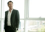 Marton Csokas in der Rolle des Kommissar Falcón.
