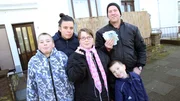 Yvonne und Thomas leben mit ihren Kindern in Bremen und haben täglich mit finanziellen Problemen zu kämpfen. Sie kümmert sich zu Hause um die Kinder, während er auf 450 Euro-Basis als Krankentransportfahrer arbeitet.