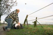 Friedrich Nölle hat eine Drohne erfunden, die bei Bedarf einen mit Fallschirm ausgestatteten Defibrillator abwirft.