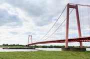 Die Rheinbrücke Emmerich (Kleve-Emmerich-Brücke) ist mit 803 m die längste Hängebrücke Deutschlands und hat mit 500 m die größte Stützweite einer Brücke in Deutschland. Sie ist Teil der Bundesstraße 220 und führt über den Rhein nach Kleve.